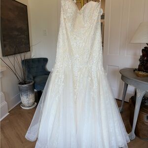 DaVinci Ivory Lace Wedding Dress